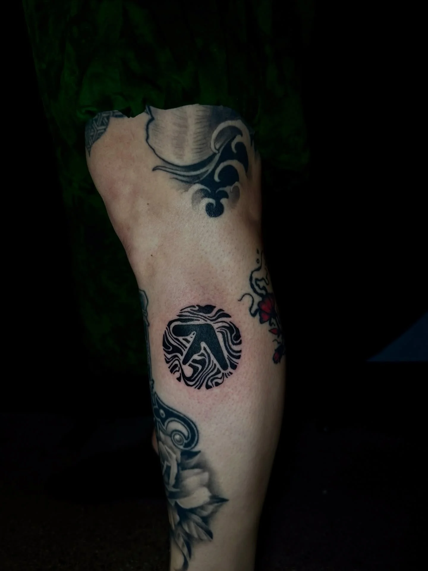 I had the pleasure of tattooing aphex twin&rsquo;s logo (with some abstract additions) on my awesome coworker &amp; fellow music nerd @krystamctattoos111 

thank you homie!! Be sure to check our her work 🌀 🖤
&bull;
&bull;
&bull;
&bull;
#aphextwin #