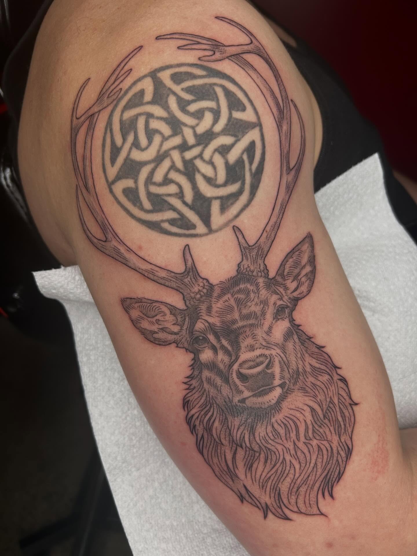 Added to an older tattoo(Not mine)!

#tattooartist #michigantattooartist #femaletattooartist #blackwork #blackworktatto