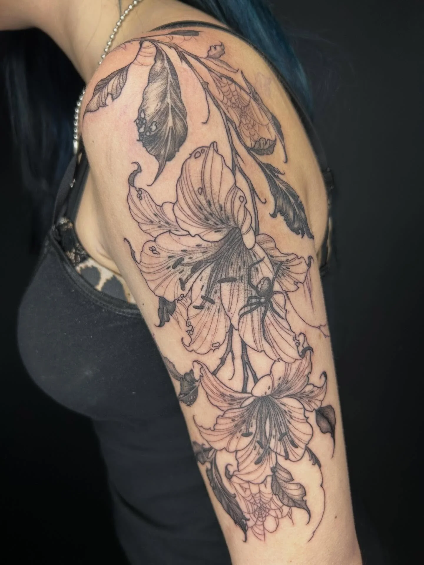 Give me the creepy and dark aesthetic 💋🤌🏽

#tattooartist #michigantattooartist #femaletattooartist #blackwork #blackworktattoo