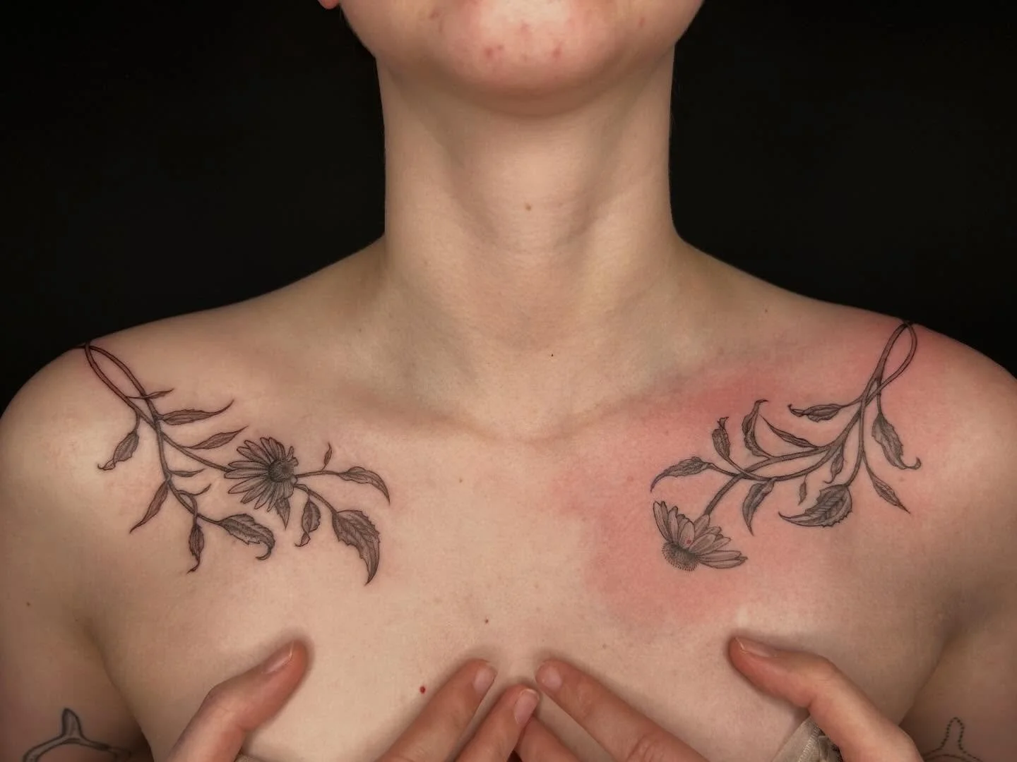 I need people to get more collarbone tats like come onnn👏🏽❤️

#tattooartist #michigantattooartist #femaletattooartist #blackwork #blackworktattoo
