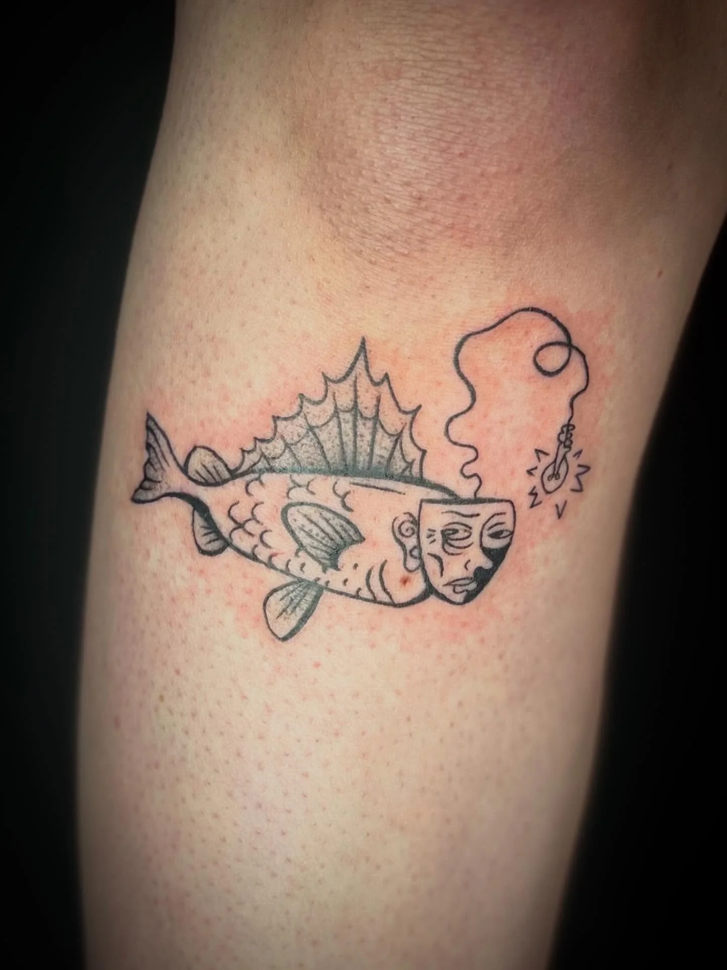don&rsquo;t scare away my lil fishies

#cooltattoos #patchworktattoos #blackworktattoos #fish #fishtattoos #weird #trippy #womentattooartists