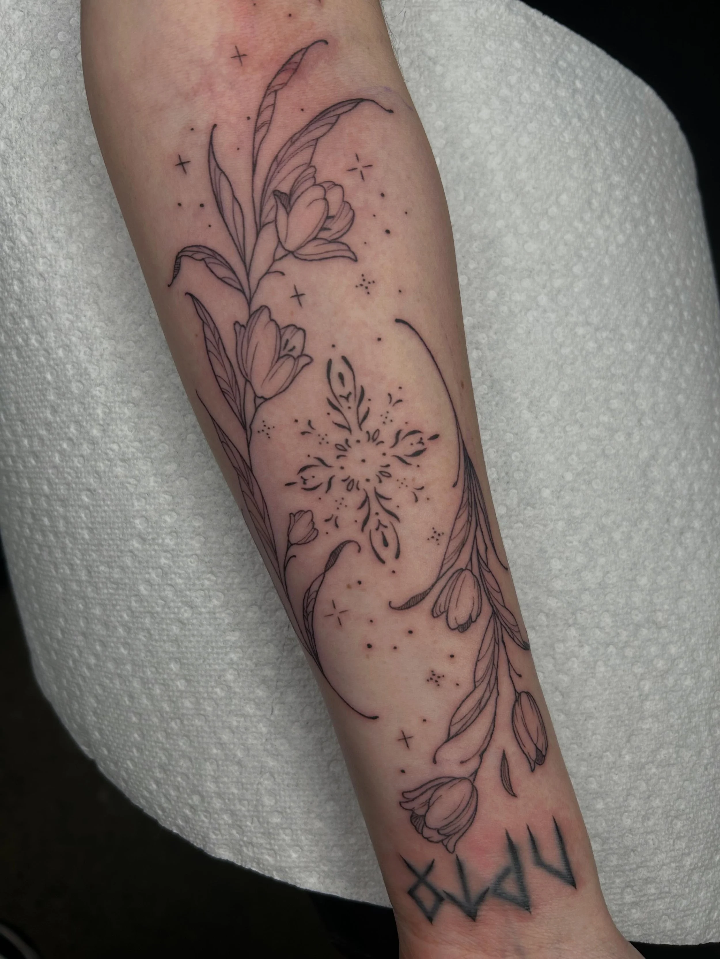 Just a clean ass linework tatty😤👏🏽

#tattooartist #michigantattooartist #femaletattooartist #blackwork #blackworktattoo