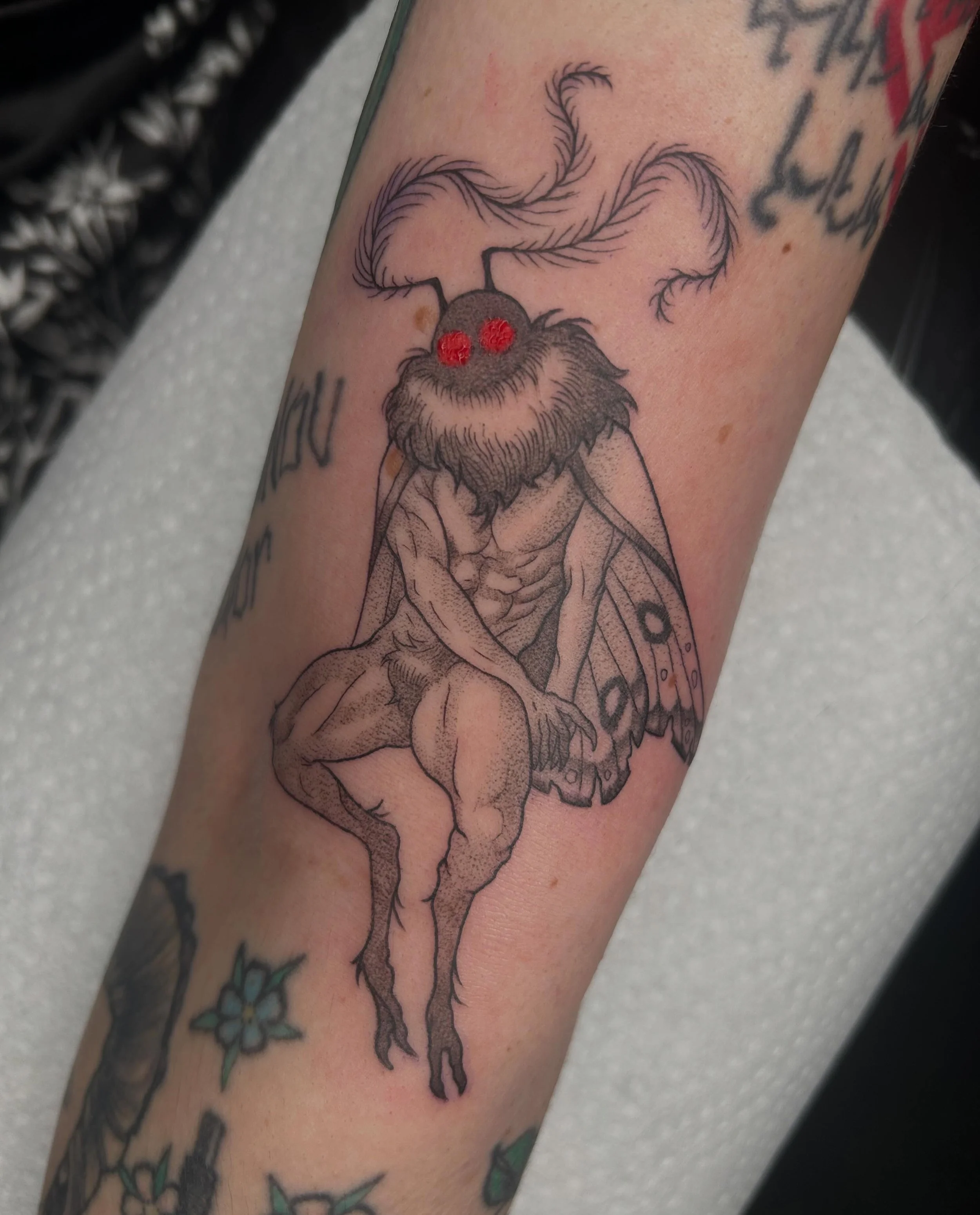 Did someone ask for matching sexy mothman tattoos???? I THINK SO👏🏽👏🏽👏🏽 I love doing funny stuff like this it gives me such life🤣 love these clients!!!❤️

#tattooartist #michigantattooartist #femaletattooartist #blackwork #blackworktattoo