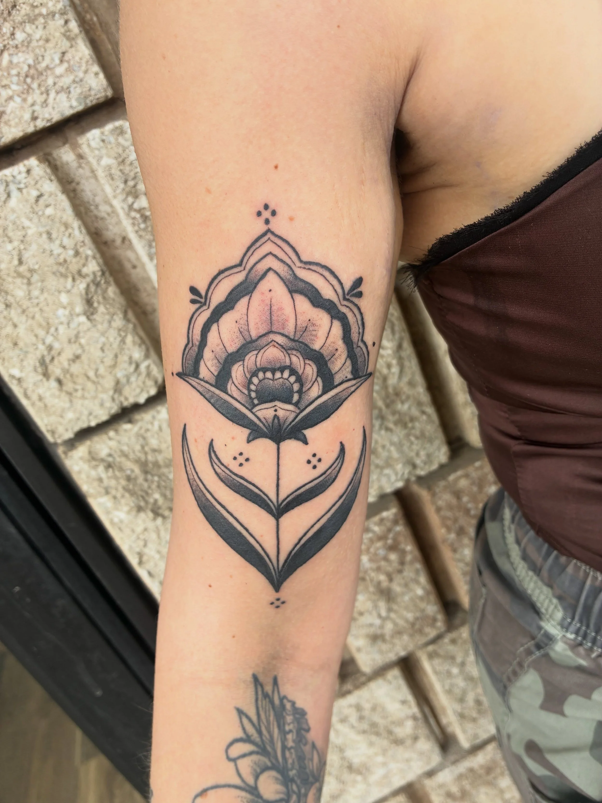 You know what&rsquo;s better than tattooing one flower? Tattooing two! Enjoy these fun flowers I got to make for my new friend Jess! Can&rsquo;t wait to show you guys what else we are cooking up!

As always my books are open! Got a couple days left a
