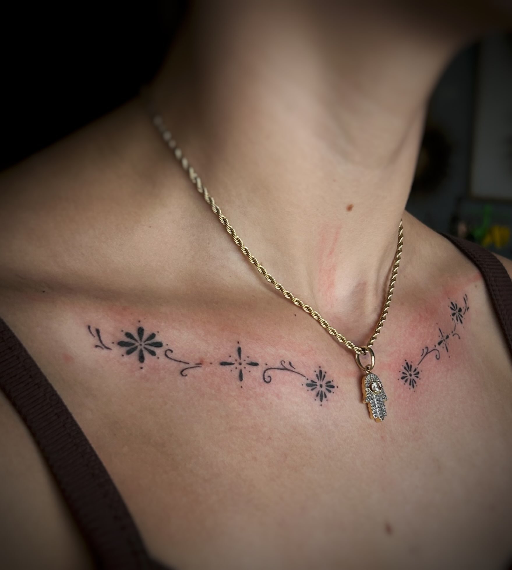 OBSESSED with this collarbone adornment MORE OF THIS
