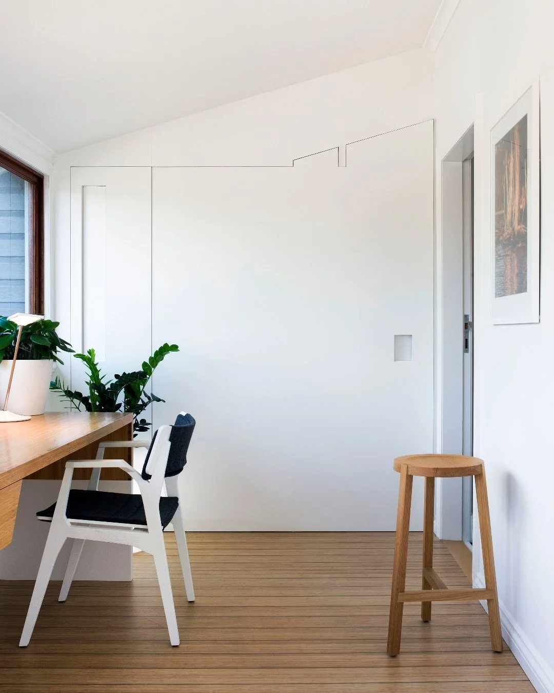 Flashback to the hidden 'reveal' at the New Farm offices we fitted out in 2016. Looking back through some photos I stumbled on entry space to the offices. ⁣
LawMaster provide premium legal software and the idea was to create a quality 'club' atmosphe