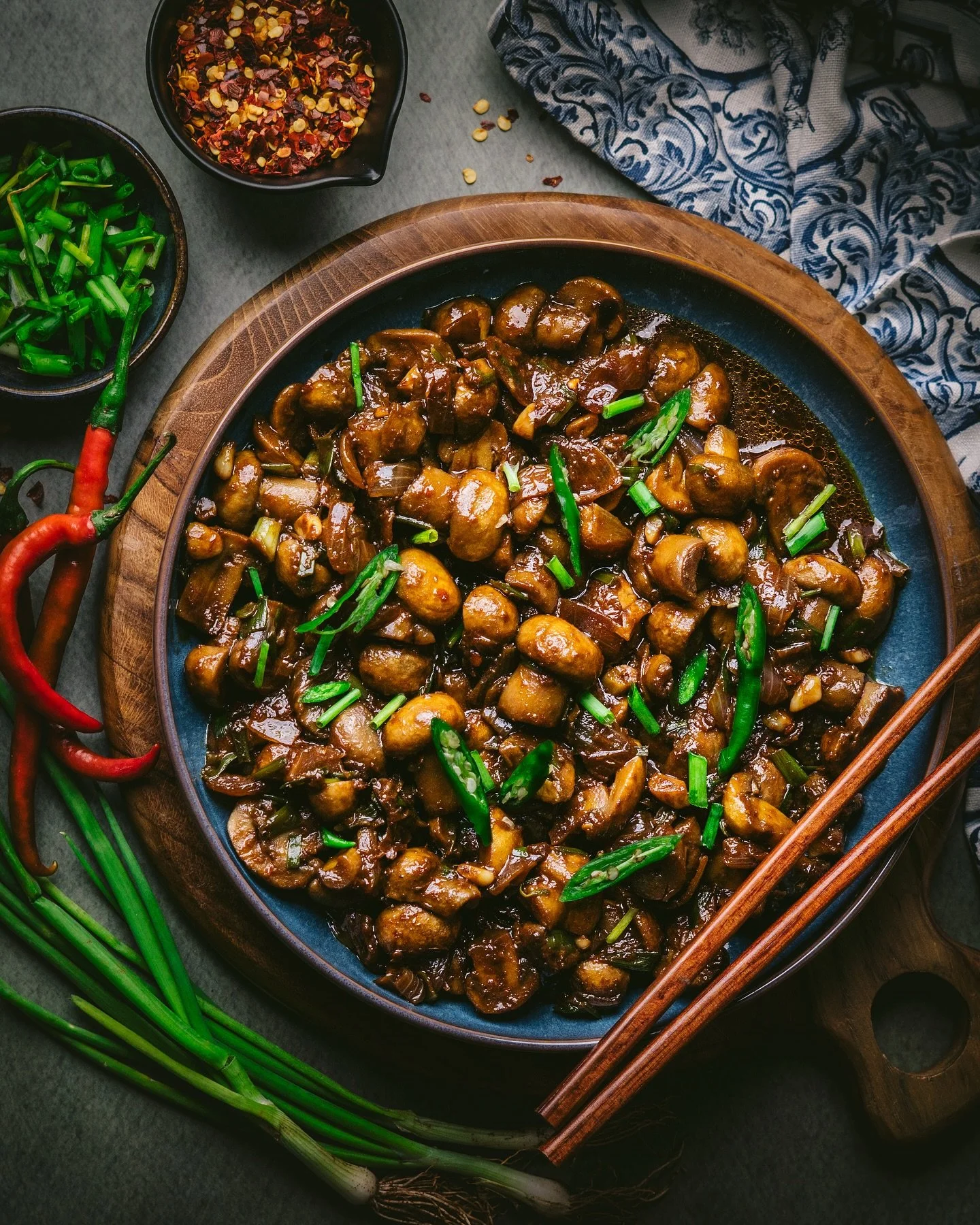 A warm bowl of Indo - Chinese style Mushroom Stir Fry is such a comforting side for steam filled rice during chilly winters&hellip; 

It took my good old lessons of light and composition in getting this shot&hellip; some days like so makes me realise