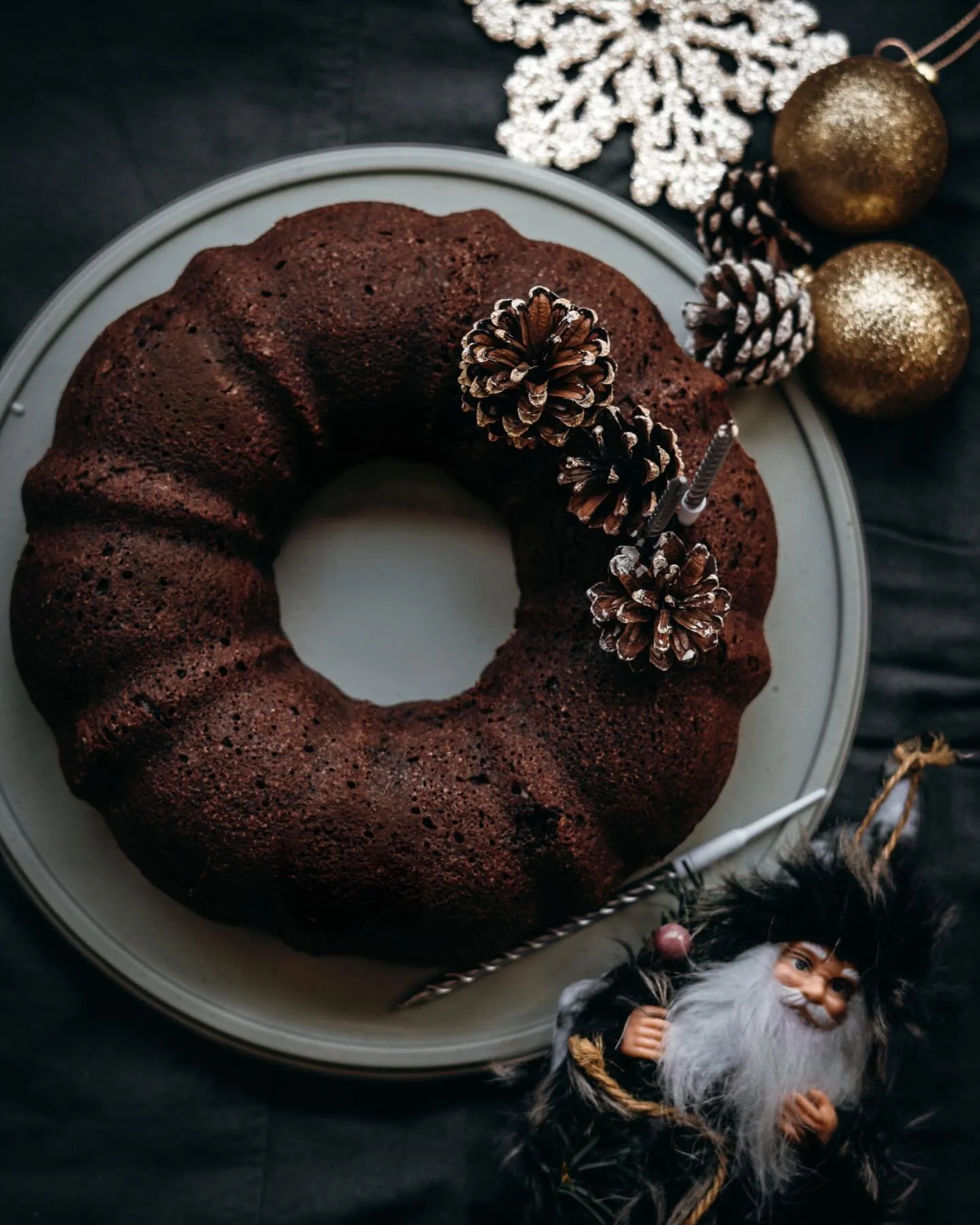 Christmas is always so special baking together with my lil nut&hellip; this time we made a double chocolate sponge cake&hellip; keeping it simple yet yum&hellip; 

Ira&rsquo;s smiles, sifting in all the ingredients with her special sifter made for al