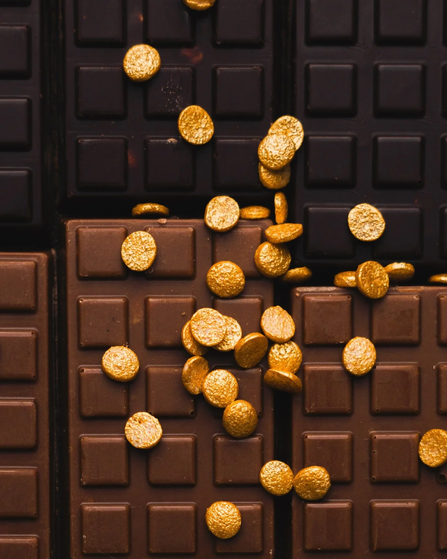 More Chocolate&hellip;

It&rsquo;s a beautiful subject to work with&hellip; 
I added a few of these cute gold sugar decorations to bring in some colour&hellip;

#darkchocolates #chocolate #macrophoto #sonyalphain #createwithsony food Photography and 