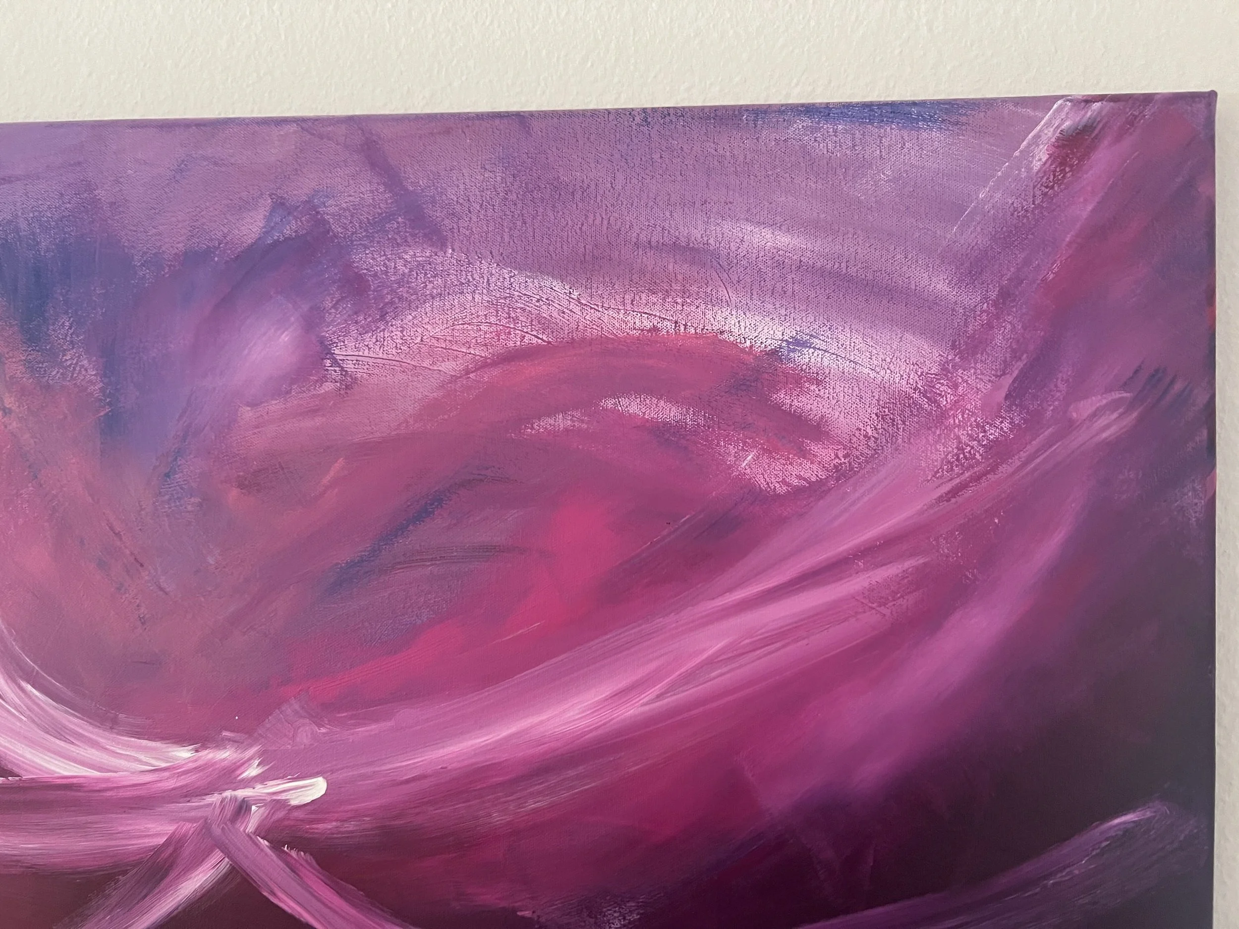 Abstraktes Gemälde in violetten und pinken Farbtönen mit geschwungenen Pinselstrichen.