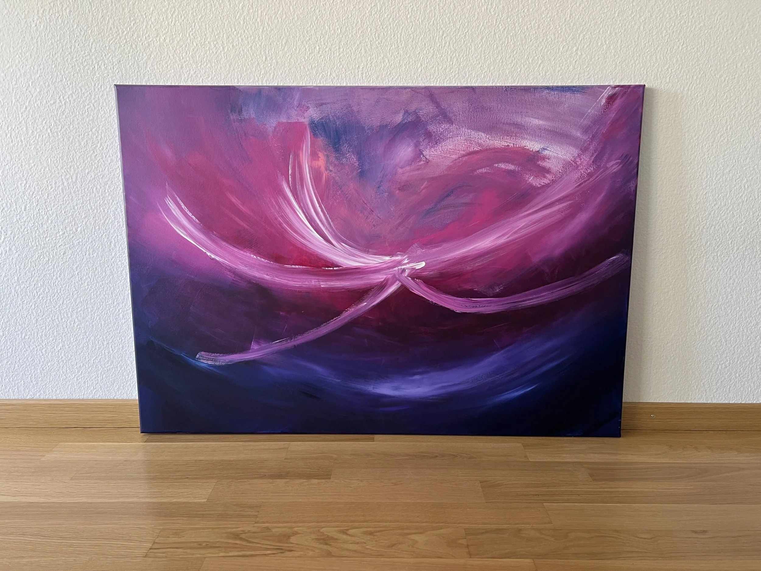Abstraktes Gemälde in Pink- und Lilatönen mit weißen Akzenten, auf einem schwarzen Rahmen.