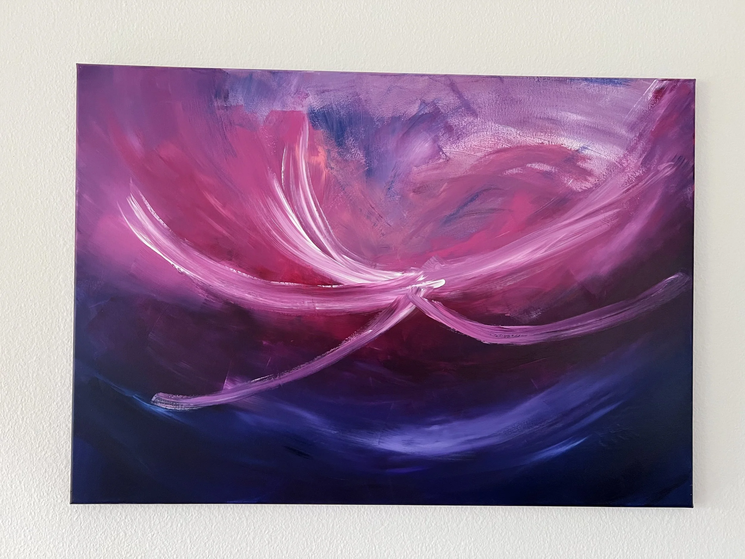 Abstraktes Gemälde mit Pastellfarben in Violett, Pink, Blau und Weiß, das dynamische Pinselstriche zeigt.