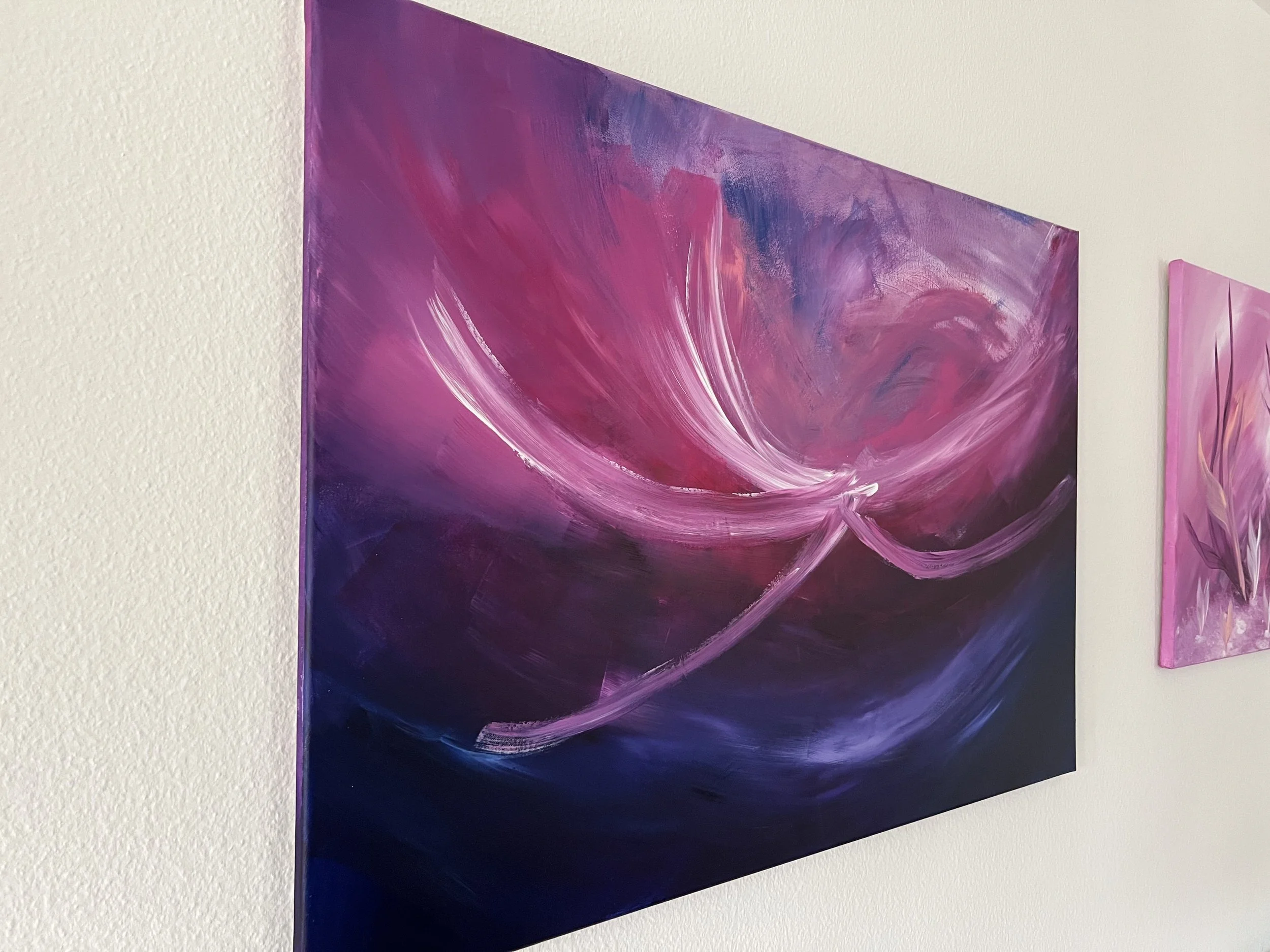 Abstrakte Gemälde in Pink, Lila und Dunkelblau mit geschwungenen Pinselstrichen an einer weißen Wand.