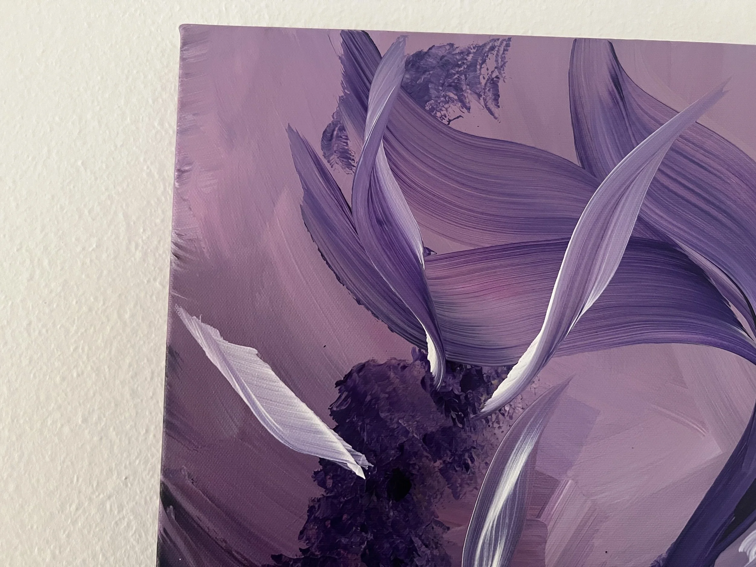 Fliegende Felsen_abstraktes Acrylbild in violett_IMG_3033.jpeg