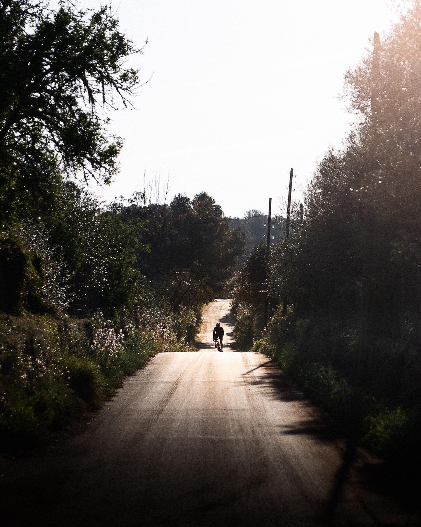 To wrap up our Mallorca trip here's a glimpse of the early morning ride we did last Wednesday to bring our visit to a closure. 

At the crack of 8, Alexandre and I set out for a swift final spin. Regrettably, Ruben was a no-show due to a meeting, but