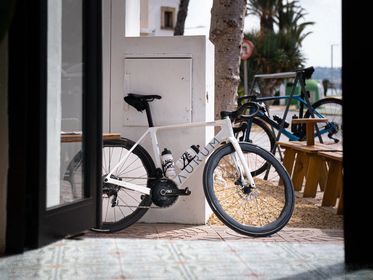 A white Aurum Magma leaning against a wall outside a café in the Spanish winter sun, Speedplay pedals fitted.