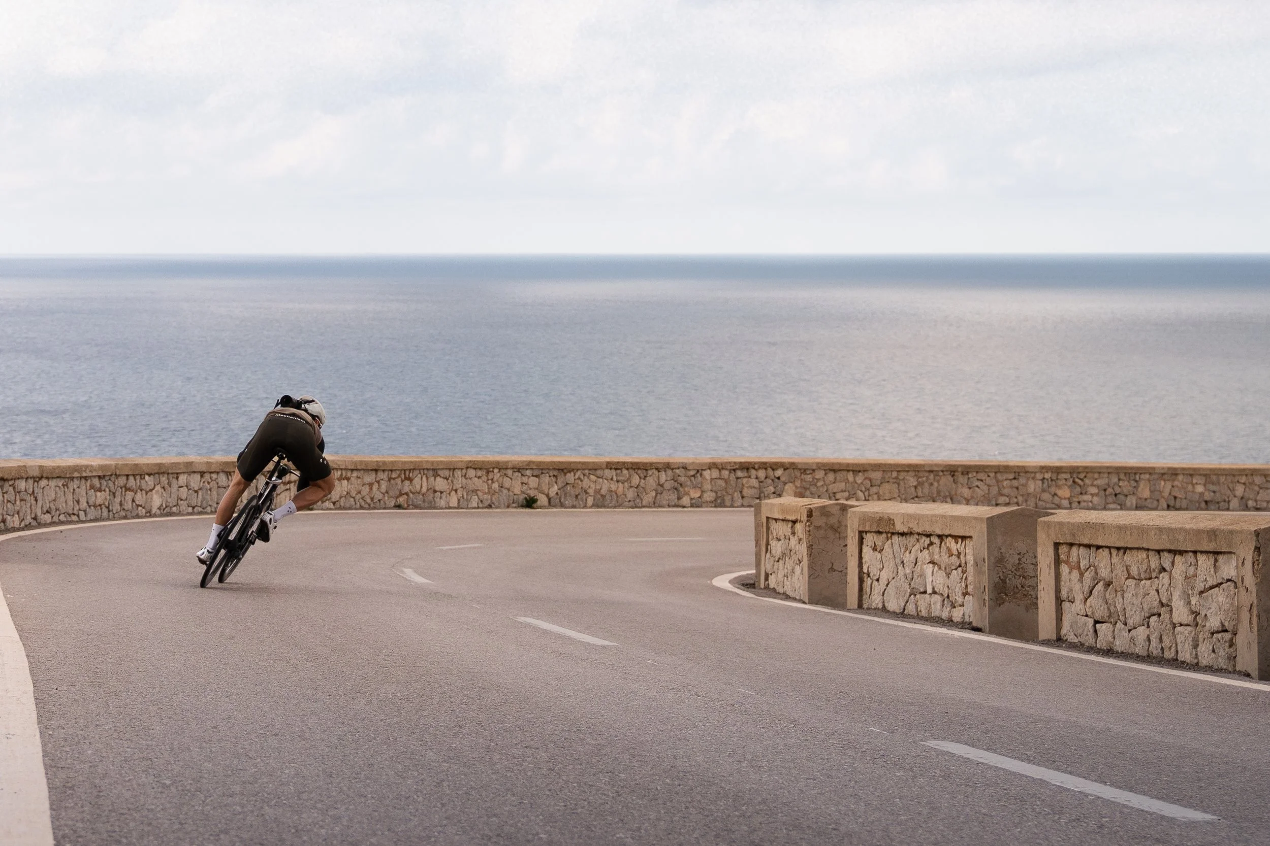 9 Essential Tips to Descend Better, Faster and Safer on a Road Bike ...