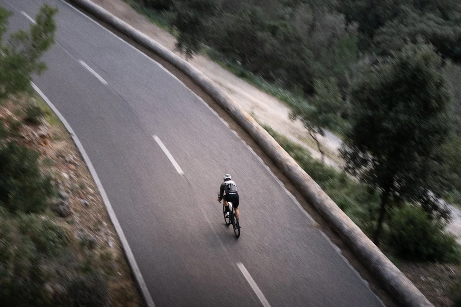 9 Essential Tips to Descend Better, Faster and Safer on a Road Bike ...