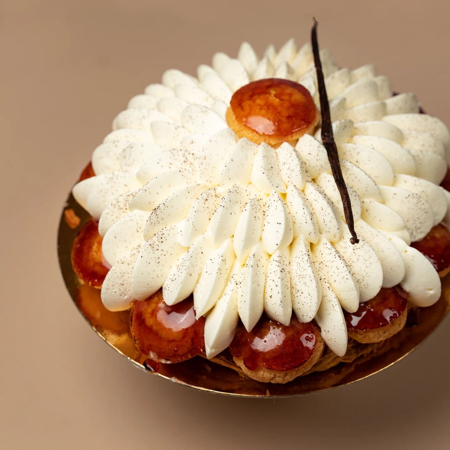 Le Saint Honor&eacute;, tout simplement par @lalibela_patisserie ⭐️

Car l'adage &quot;Less is More&quot; est plus que vrai et v&eacute;rifi&eacute; : en shooting on peut parfois avoir tendance &agrave; trop en faire, et plus &ccedil;a vient, plus j'