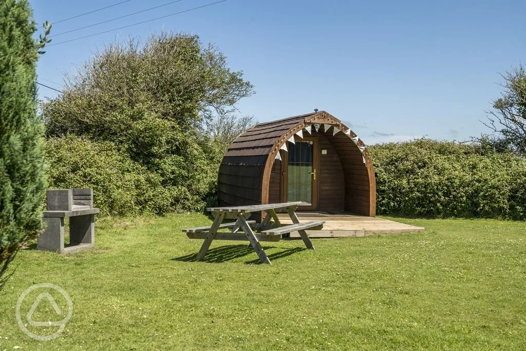 log-pod-exterior-in-meadow-field-with-private-picnic-bench-and-bbq.jpg