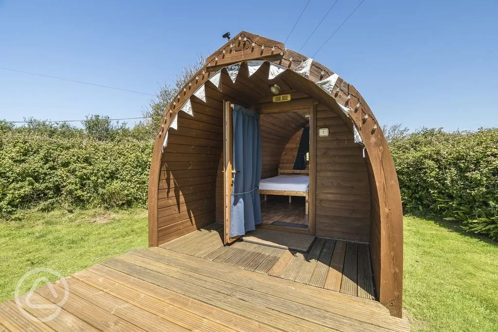 log-pod-exterior-looking-in-sleeping-four.jpg