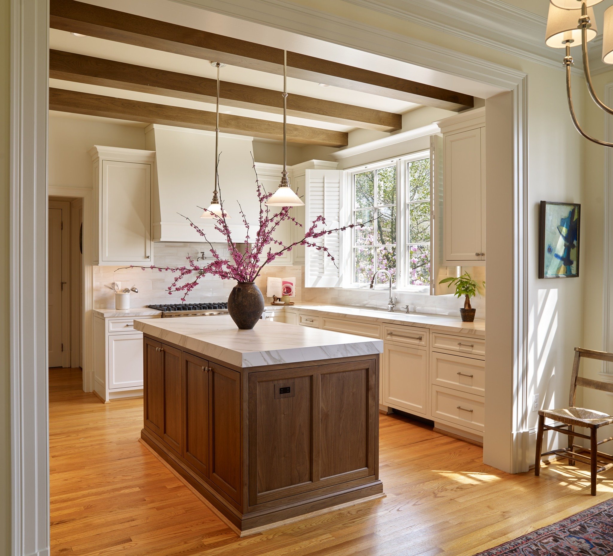 Spring is in the Air in #washingtondc !🌸
This custom kitchen renovation features a paneled  #walnutisland and fine tuned #walnutbeams,  The built up #porcelaincountertop grounds the center of the space.
.
.
.
Design by: #studio360llc 
Build by: @bow