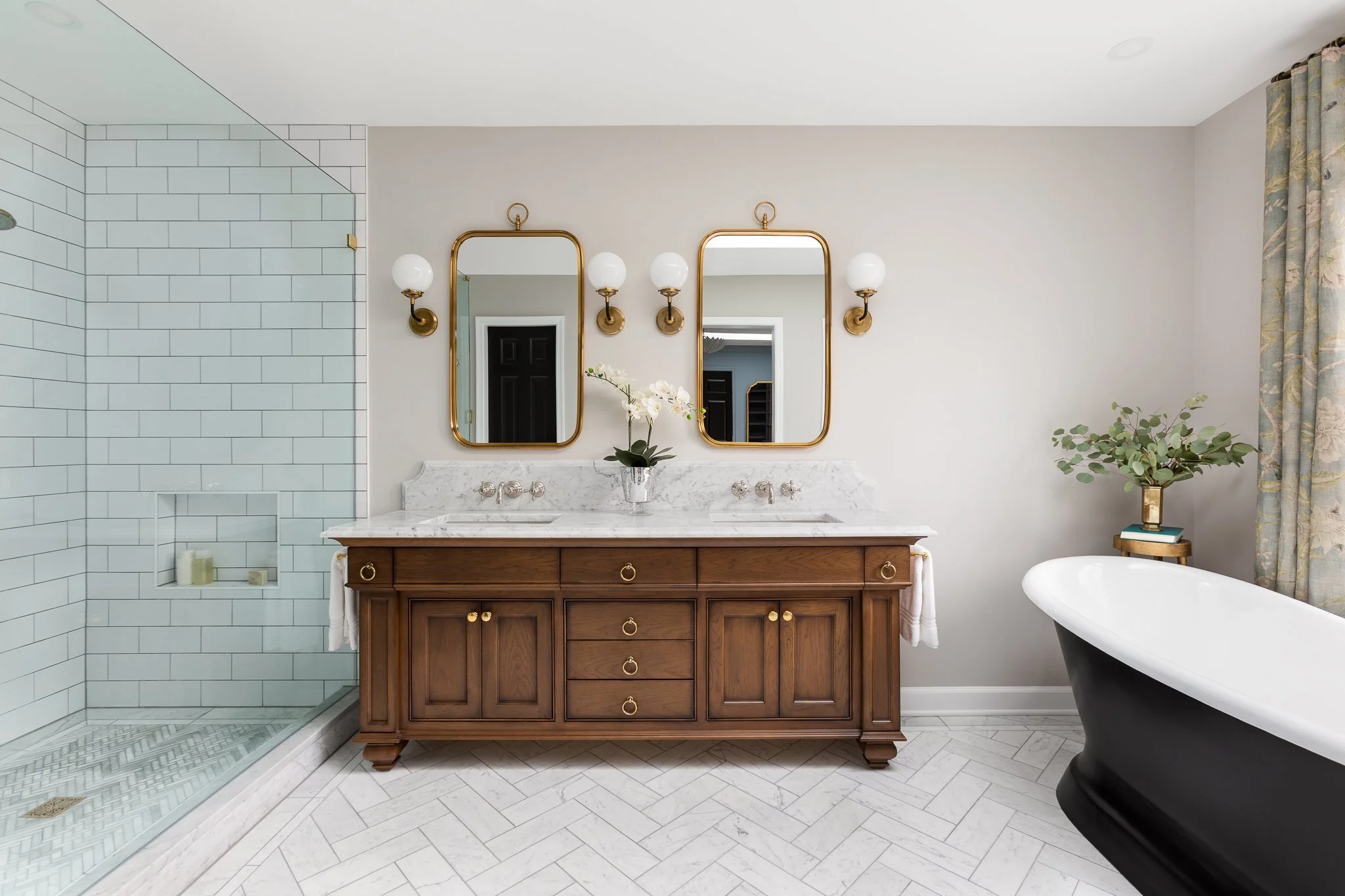 A primary bath defined by beautiful materials.
Tell us what you&rsquo;re feeling&mdash;architecturally.

Follow us for more!  Website in bio.

📸: @@christykosnicphotography 
🛠: @dennyandgardner 

#studio360 #studio360architect #saraharmstrongaia #a