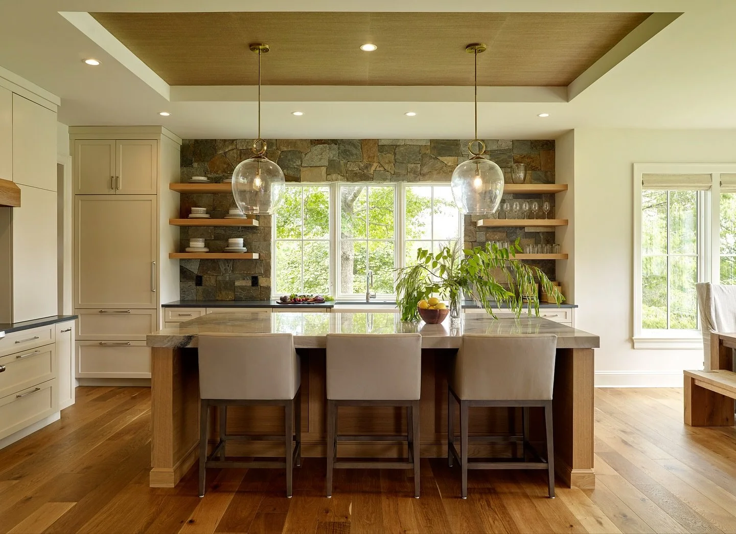 A kitchen crafted for connection!

See the link in our bio for more about Studio360!

🛠️: @tamarackproperties 
📸: @darrensetlow 

#modernfarmhouse #kitchen #studio360 #studio360architect #saraharmstrongaia #aia #McLean #Middleburg #VA #Maryland #De