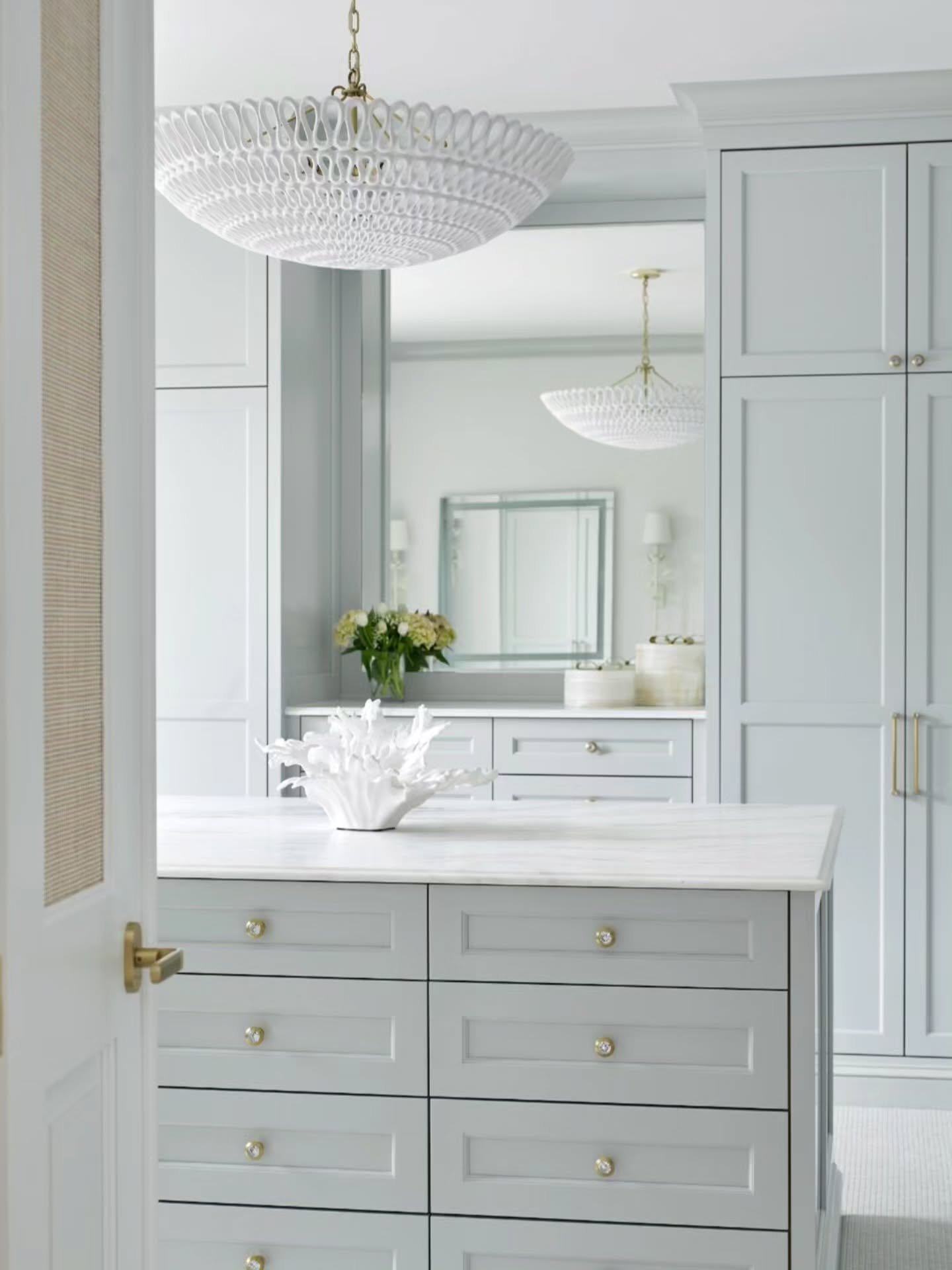 🤍 Dream Closet 
.
.
.
#customcloset #interiordesign #details #Closet #cabinetry