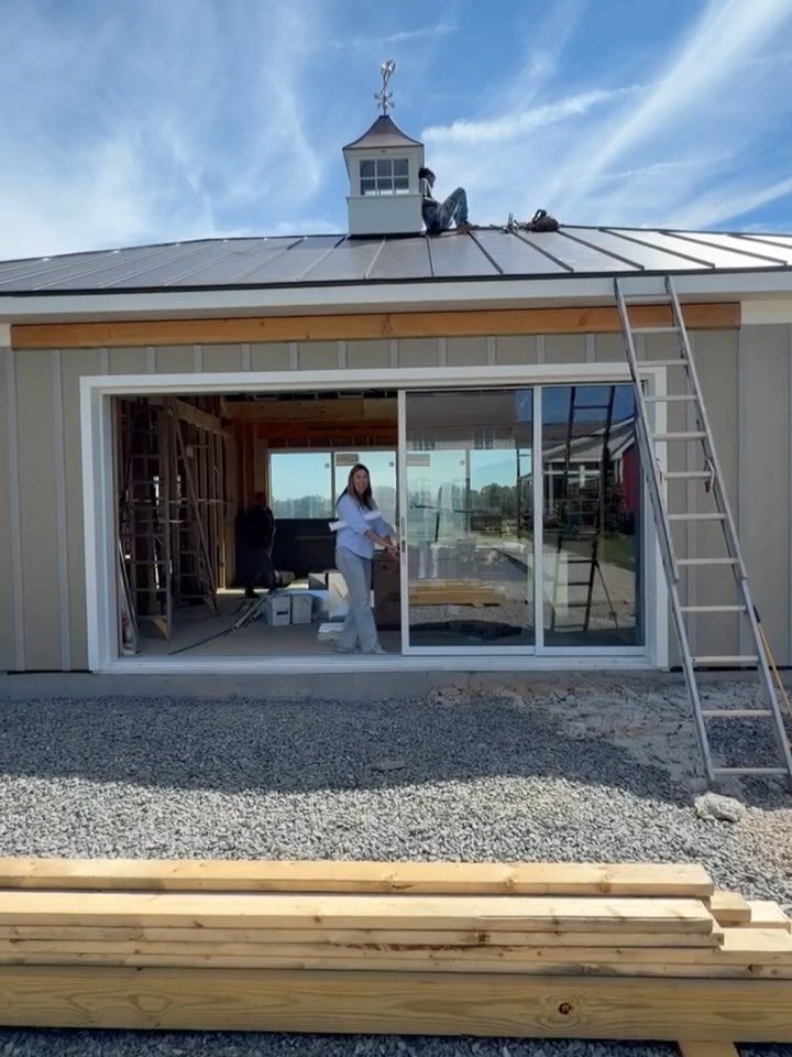 Exciting progress on our latest Middleburg Pool House &mdash; Check out this large #Western pocketing slider!!

🛠️: @bowa_designbuild 

#poolhouse #slidingdoors #indooroutdoorliving #residential