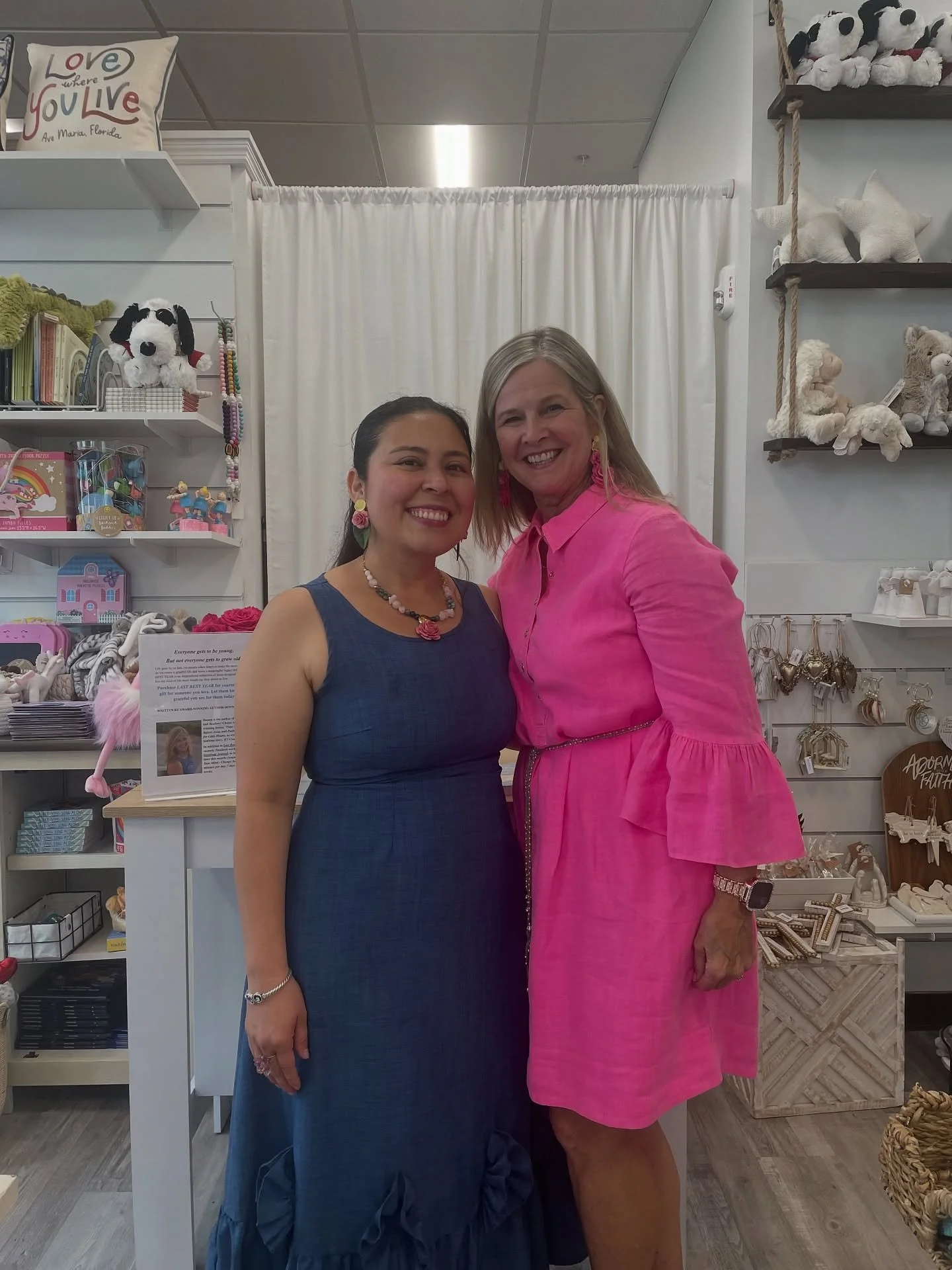 Yesterday was such a blessing as we celebrated National Day of Gratitude @stella_rose_way with my book signing and gorgeous handmade jewelry by @plantart_accesories. We even had local bakers of the best gluten free donuts I have tasted! Reminded me o