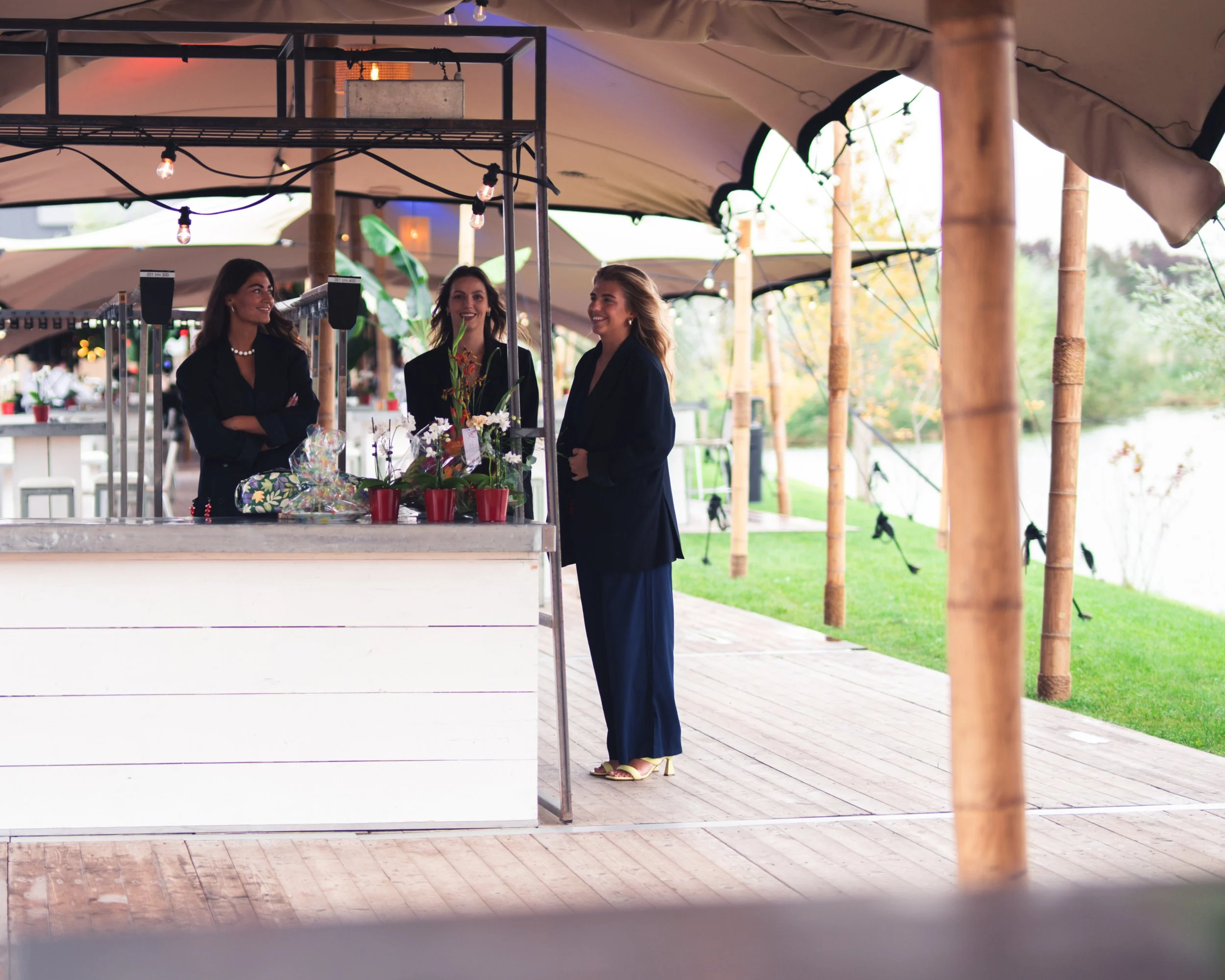 Gastvrouwen ontvangen gasten onder een sfeervolle stretchtent tijdens een bedrijfs­evenement georganiseerd door eventplanner Maarten Huisman van MPPR, met aandacht voor hospitality en beleving.

