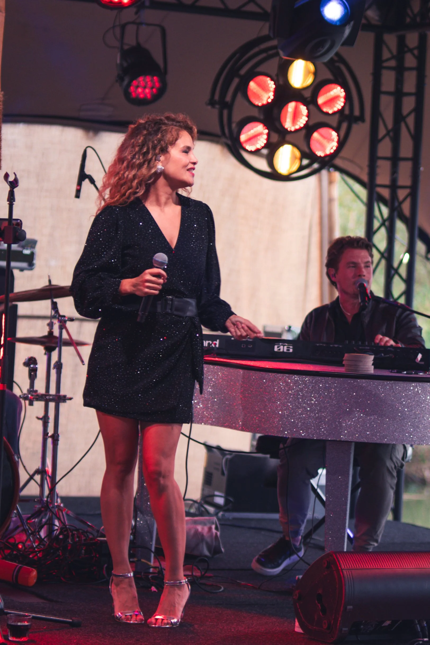 Zangeres treedt live op tijdens een stijlvol bedrijfsevenement georganiseerd door eventplanner Maarten Huisman van MPPR, met aandacht voor sfeer, muziek en beleving.