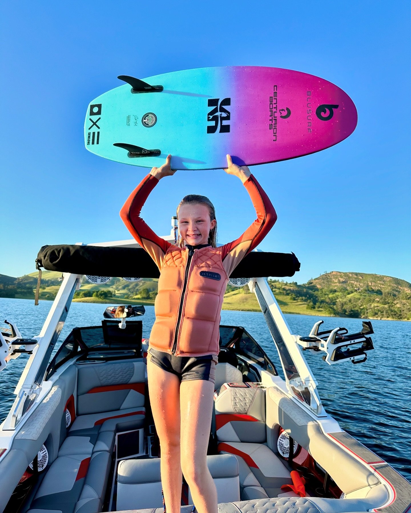 🩵🩷 @blusurfwake @centurionboats 

#beyou #athlete #surfergirl #wakesurf #blusurf #surfboard #centurionboats #ri245 #surfboat #lakelife #family #happy #wakesurfpics #livingherbestlife #lifeonthewater #surfing