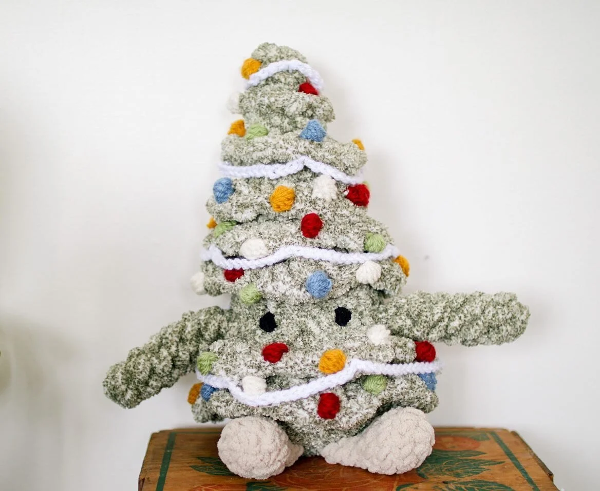 🎄 one of my favourite makes in a long time! This guy will be part of the Christmas drop on Friday! He&rsquo;s as soft as he looks 😍

Pattern by @jamy.lyn.art