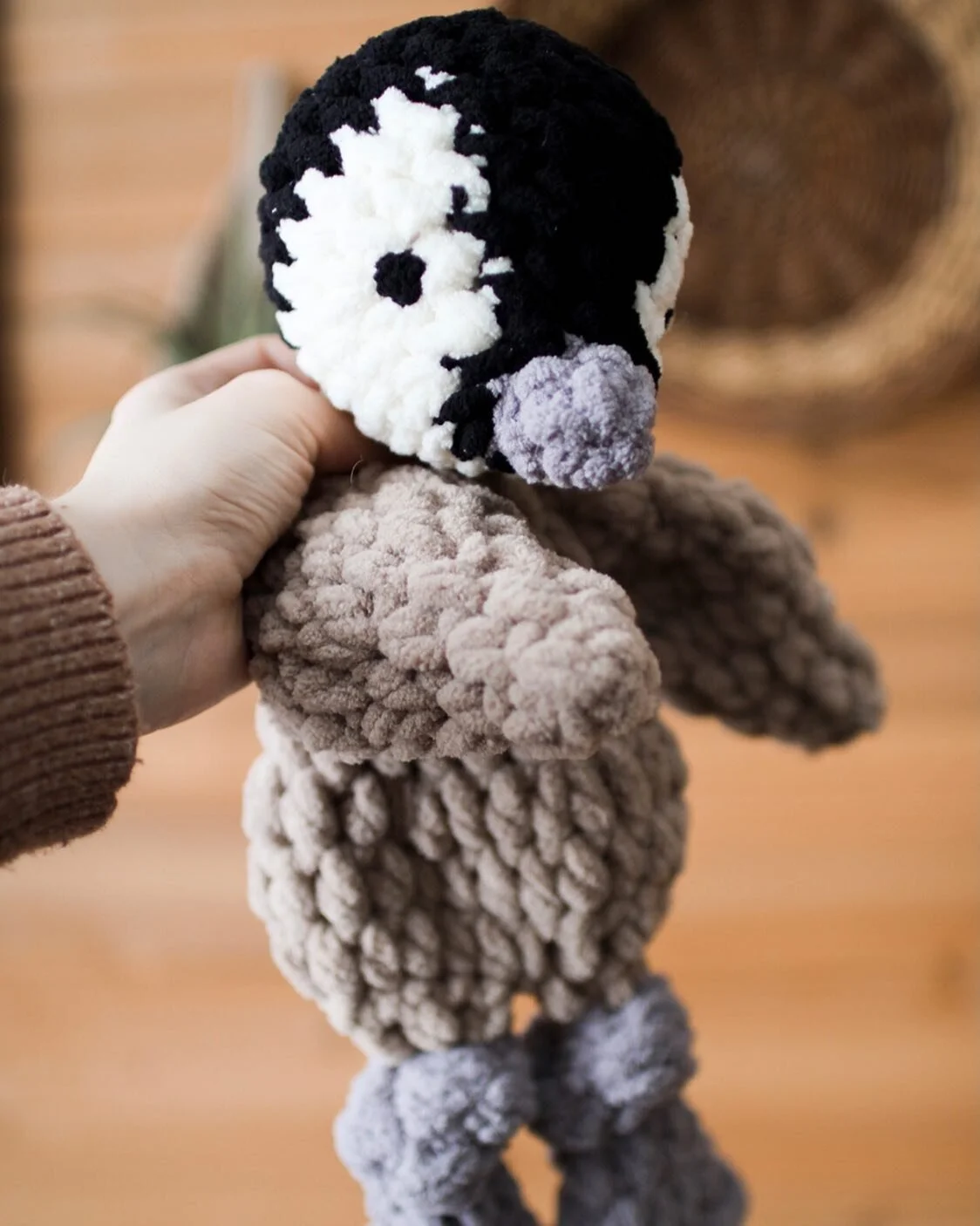 Over 30 items will be added to the shop tomorrow 👀 

This guy is one of my favourites 🐧 

Pattern by @mamamademinis