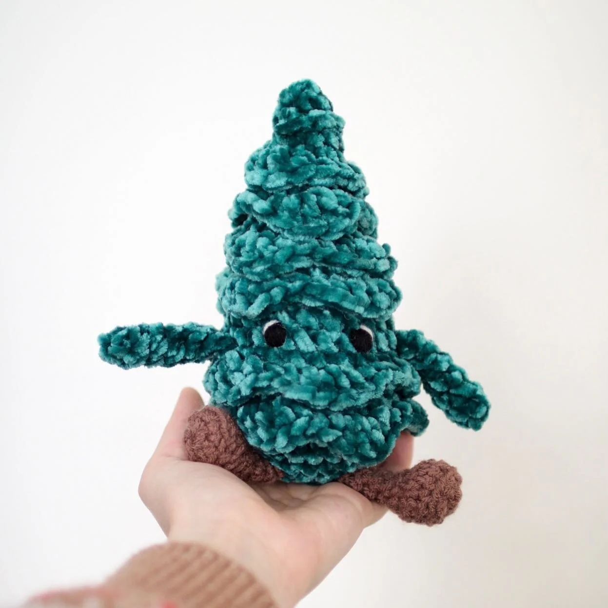 2 posts today because I just took and edited a million photos for tomorrow 😆 but also, WHY is this little tree so freaking cUTe 

Pattern by @jamy.lyn.art