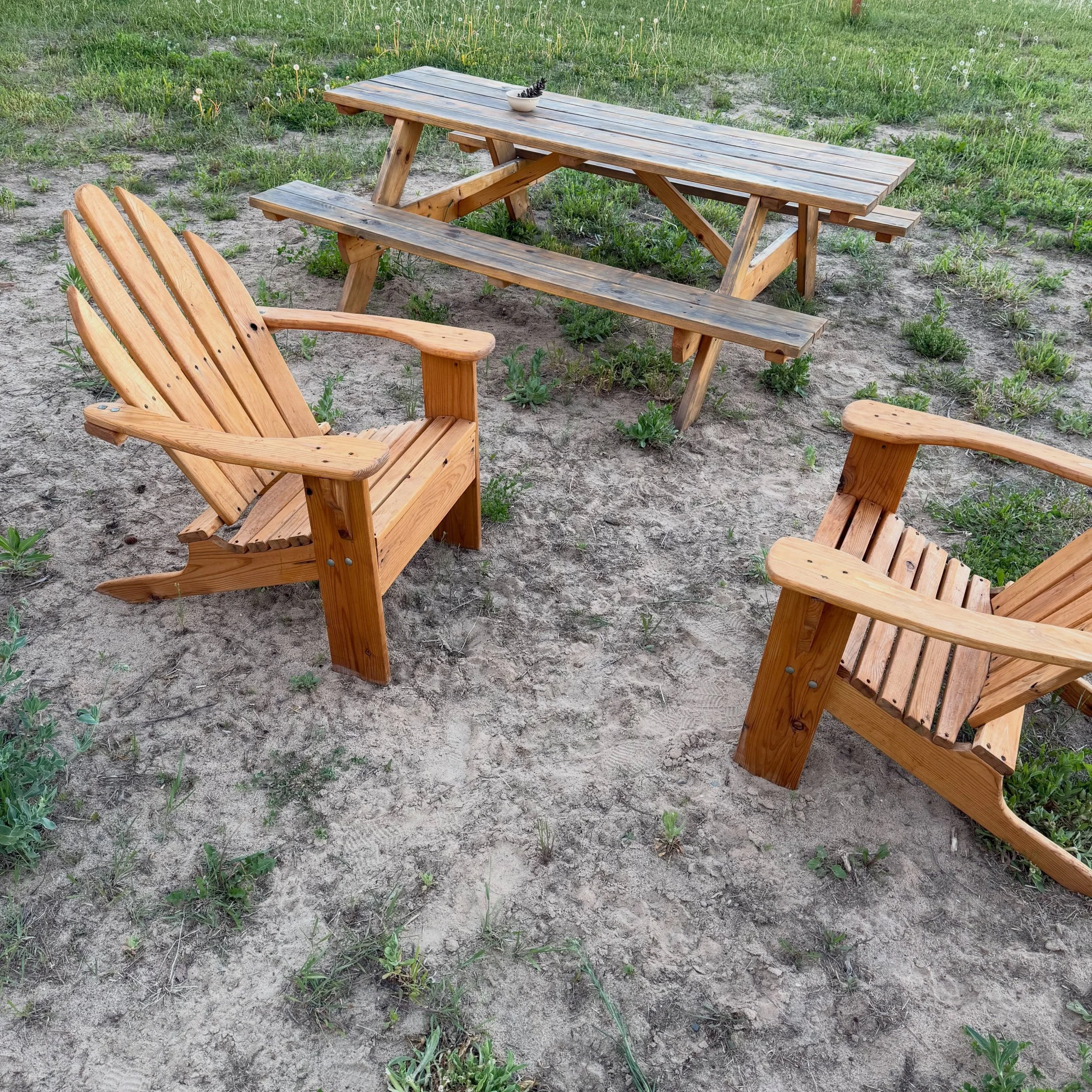 Sierra, my 9 yrs and I sand, stain, and waterproof them by ourselves! So glad we completed a project and hundred to go around the farm 😹