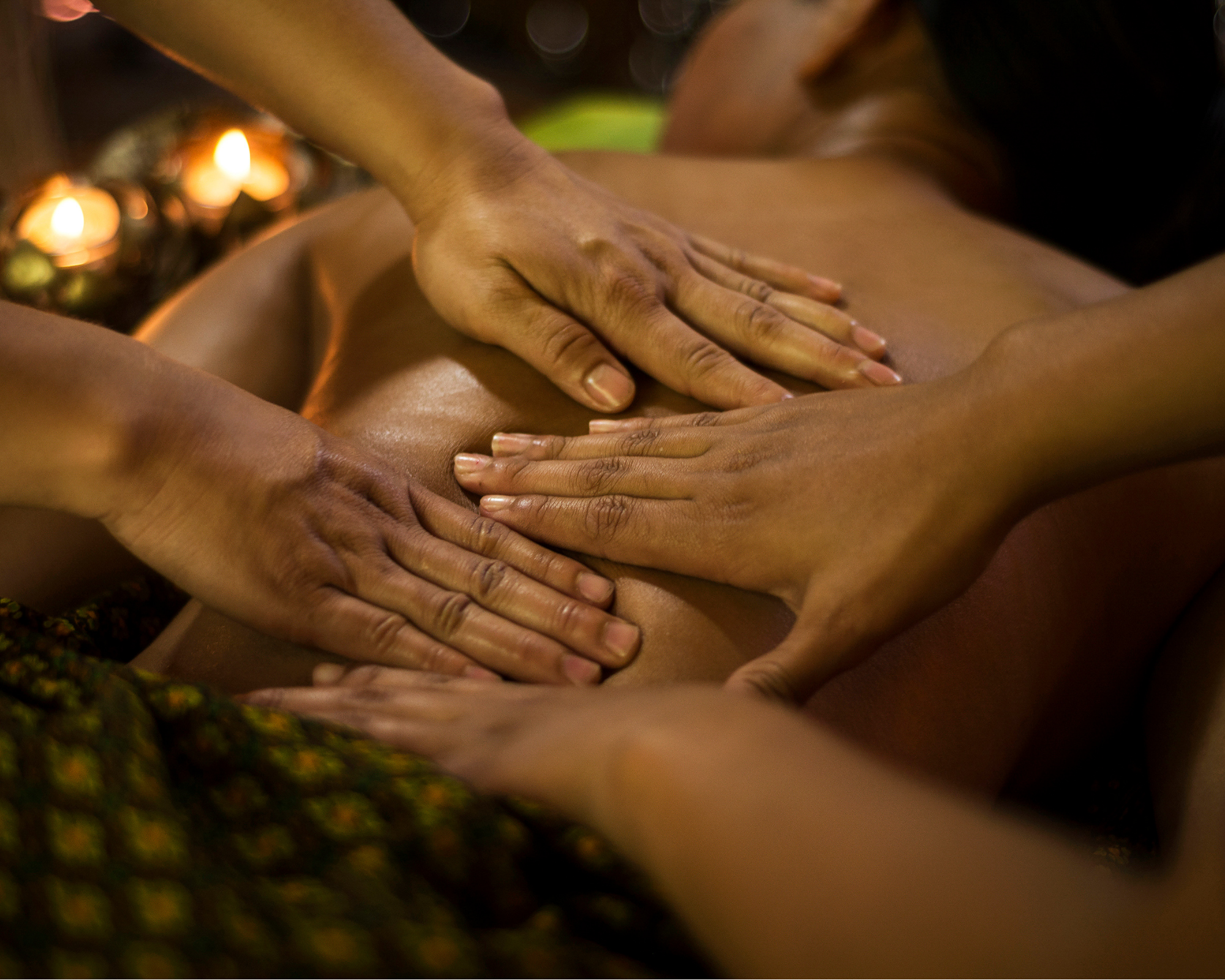 Королевский тайский массаж в 4 руки. Массаж рук. Королевский массаж для мужчин. Балийский массаж мужчине. Тайский массаж для мужчин видео