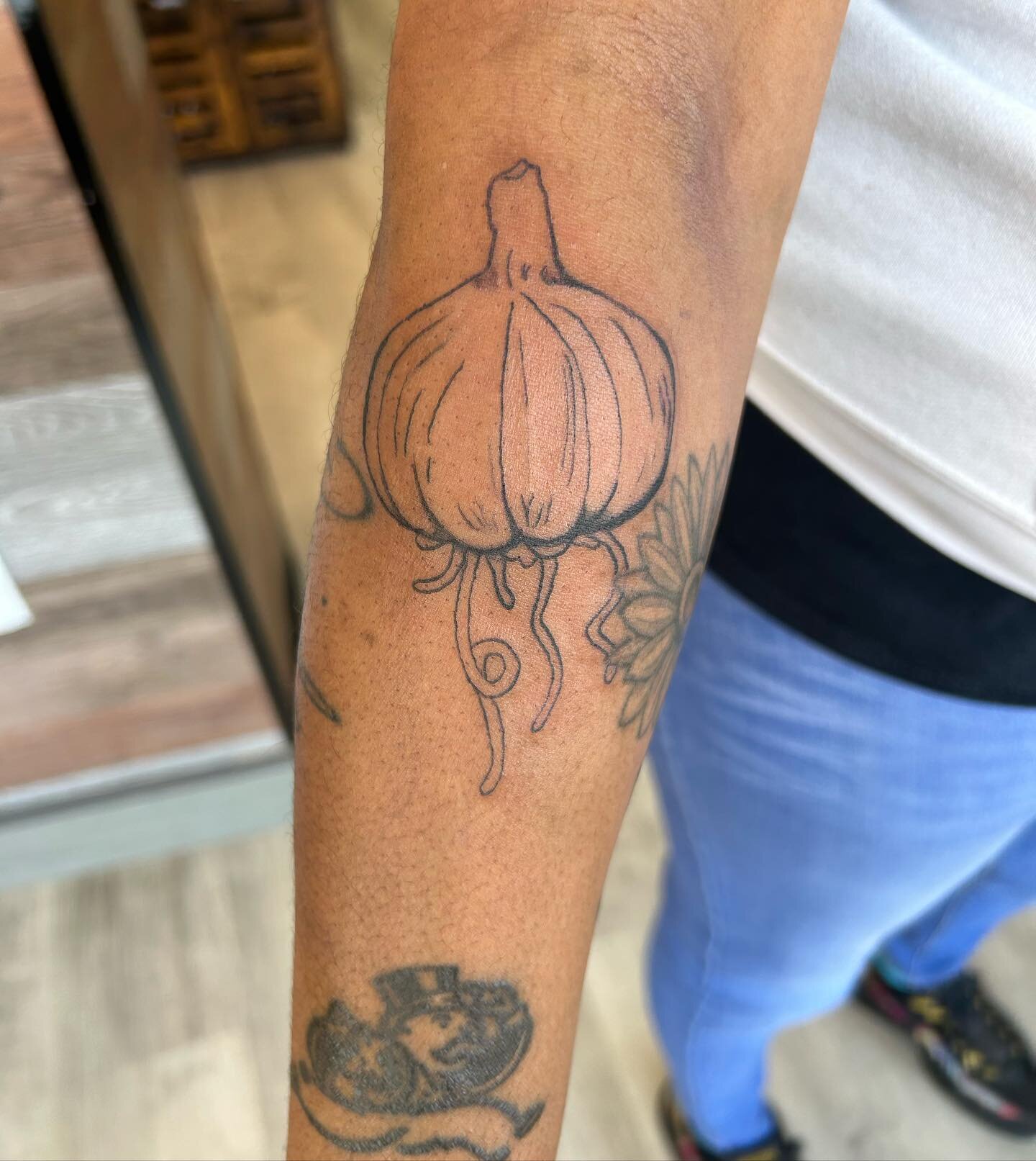 Garlic with fun placement for Tamika!! I loved tattooing you, thank you again! 🧄