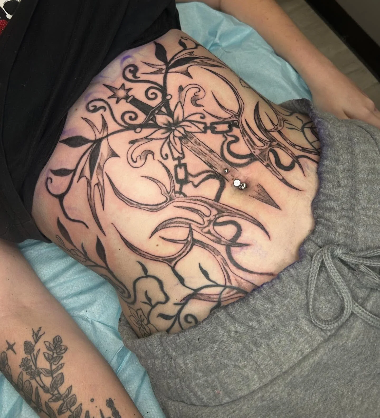 Sternum/tummy piece to bring together the two side pieces we did for one of my mega fav clients &hearts;&hearts; love doing stuff like this!! #mitattoo #queertattooartist