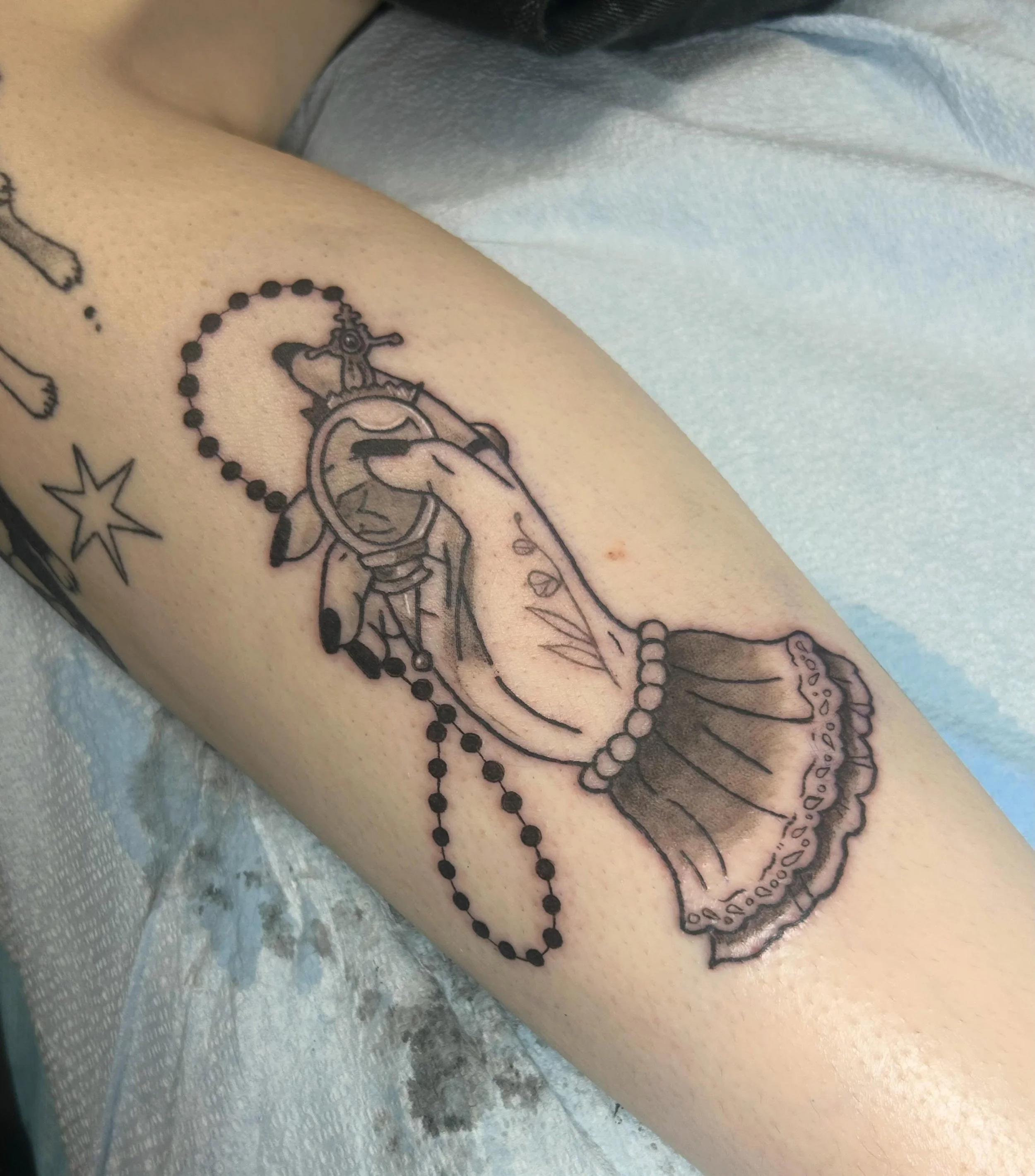 Victorian lady hand 🖤🖤🖤 more gothic stuff omg thank you