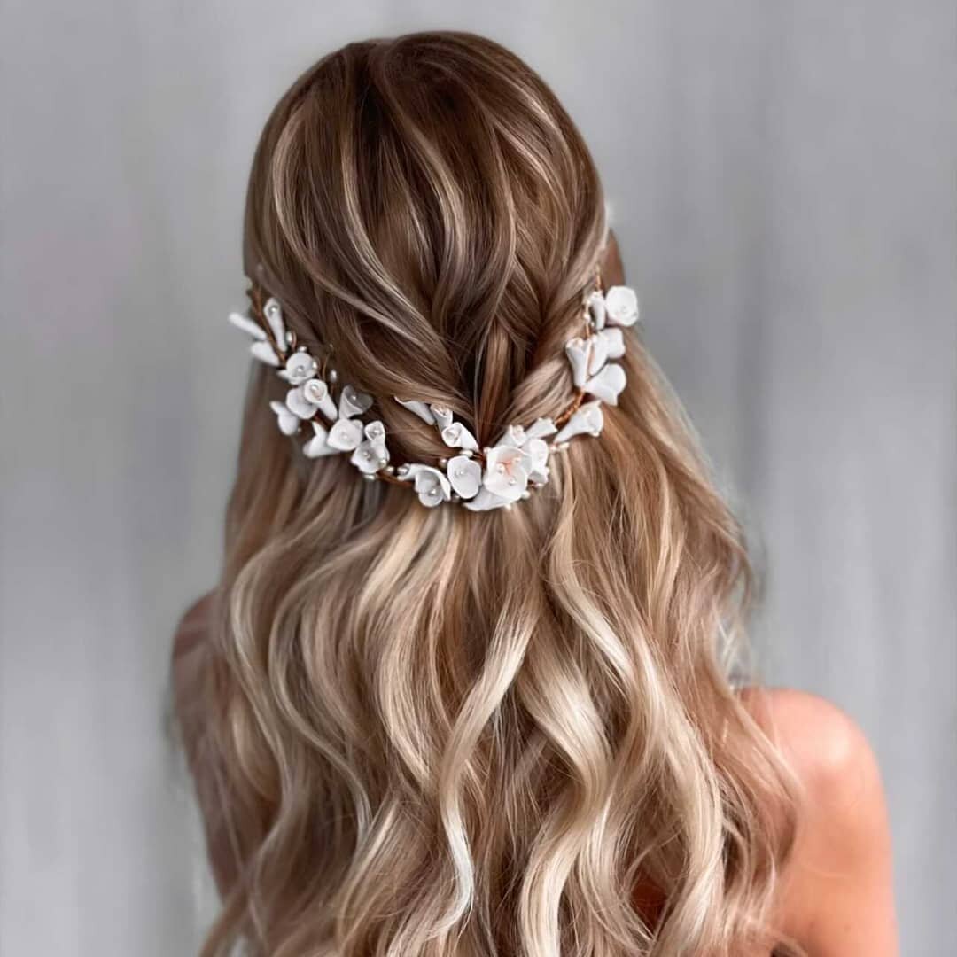 MAYA HEADPIECE | Perfection for the lovers of botanical details.  This ultra feminine piece sets the mood for a magical and romantic wedding look in these gorgeous relaxed waves  by @kasia_fortuna

#afshanshamas #afshanshamasbridal
#afshanshamasacces