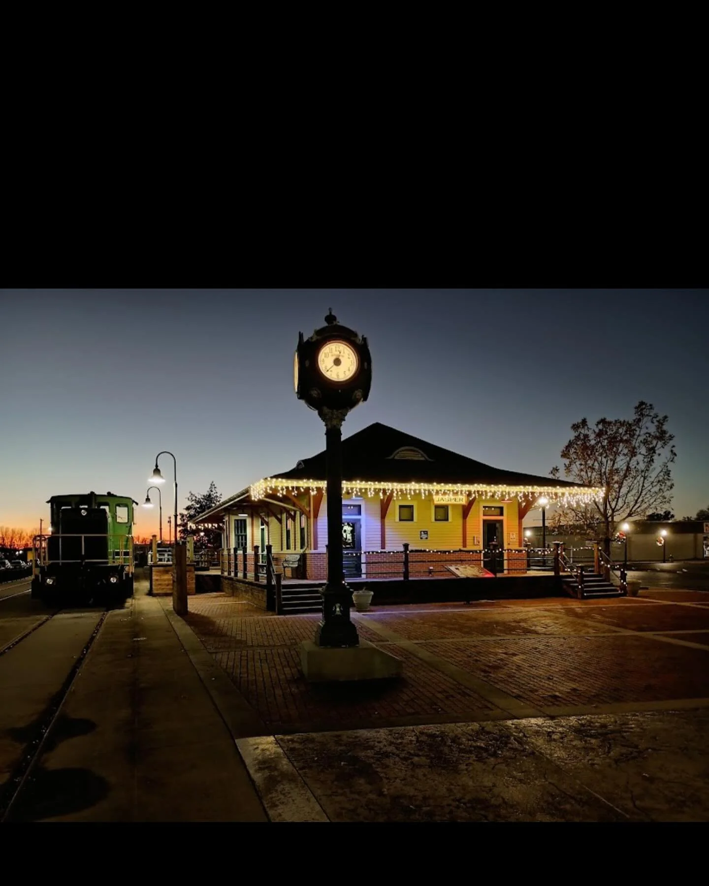 My sisters and I visited a little town called Huntingburg. This small town in southern Indiana possesses large amounts of charm. Historic buildings. Boutiques. Train station. And the best Creme Br&ucirc;l&eacute;e I&rsquo;ve ever had. #huntingburgind