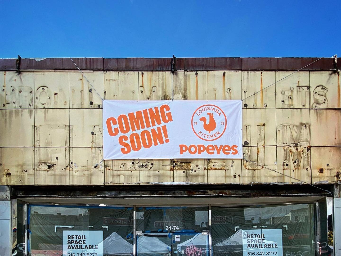 Not an ad for Popeyes, as I am more for what is underneath. I got a tip from @foxandcity about this recently exposed #ghostsign in Astoria, NY, and I knew I had to visit. Unfortunately I did not go immediately, because nothing happens that way. I wen