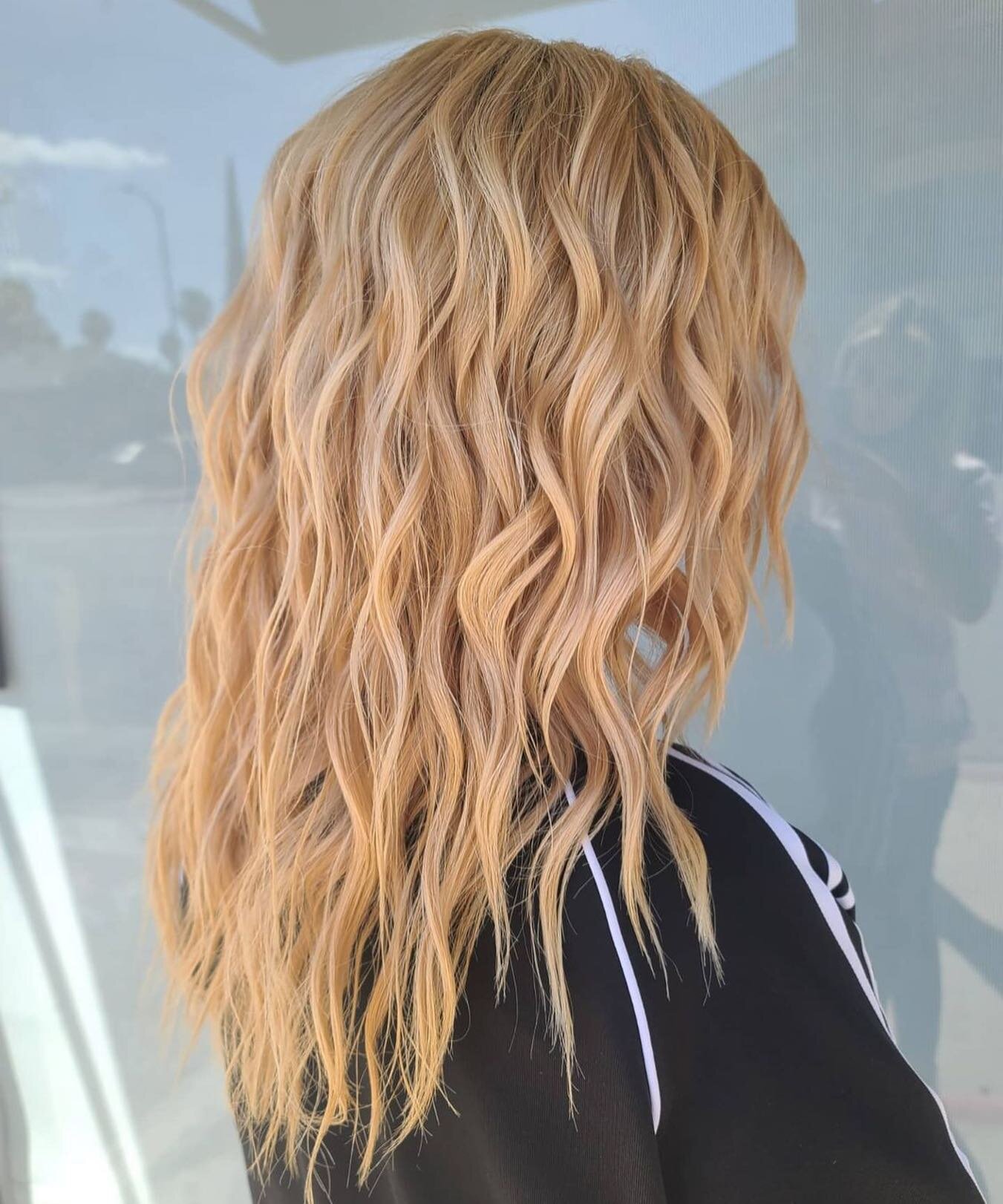 Wet Beach Waves @svetahairstylist 

#labased #hairstyle #blonde #beachwaves