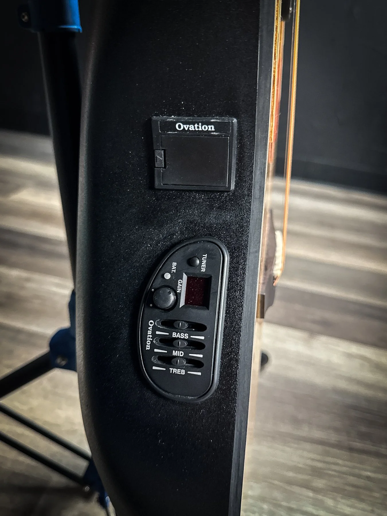 Ovation-6.jpg
