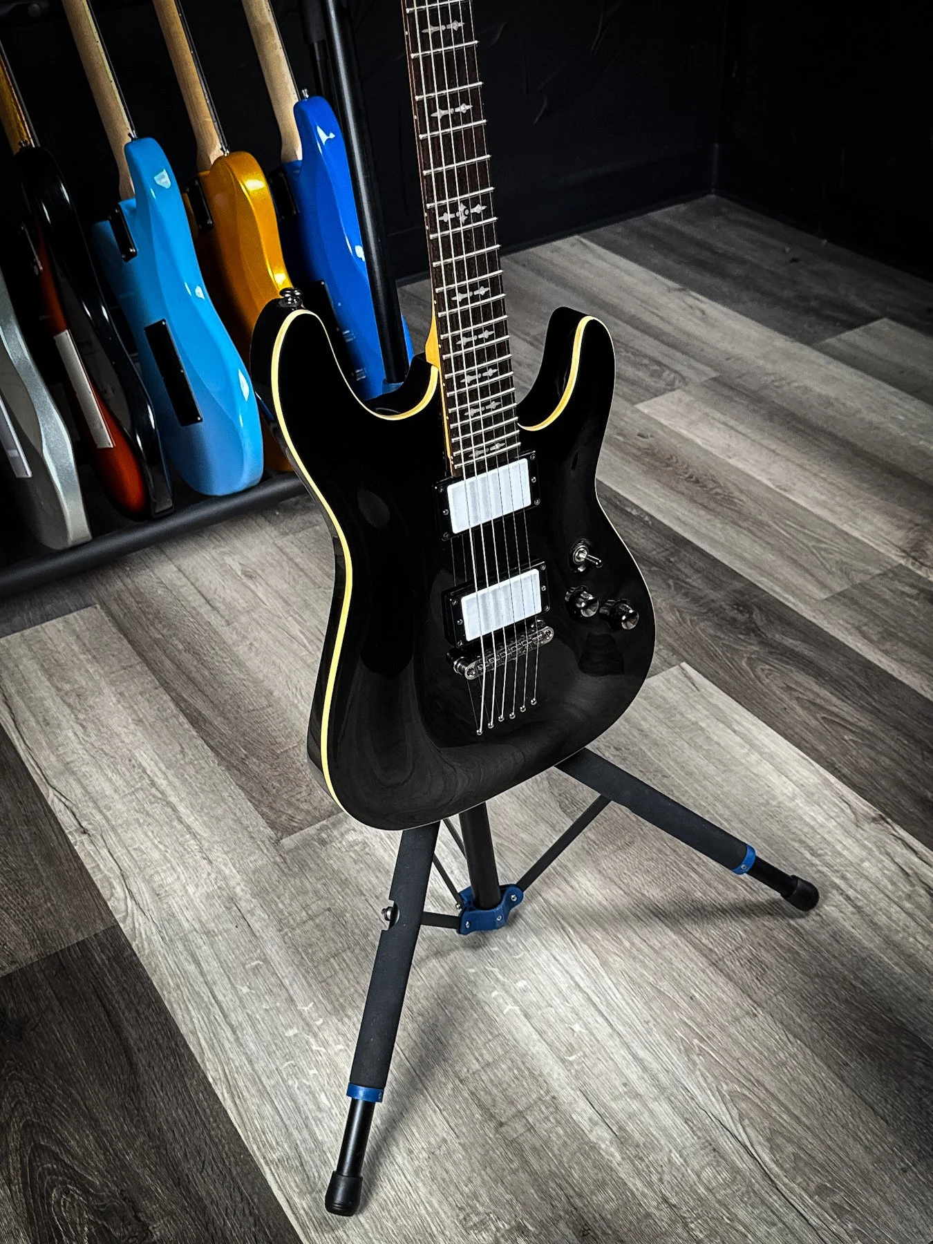 SCHCTR-OMEN6-BLK-07.jpg