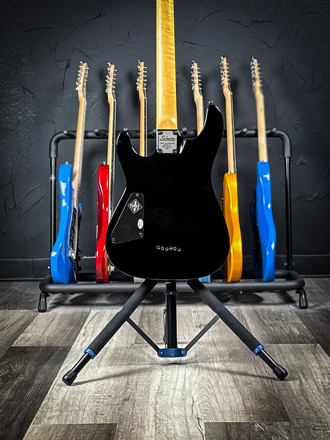 SCHCTR-OMEN6-BLK-04.jpg