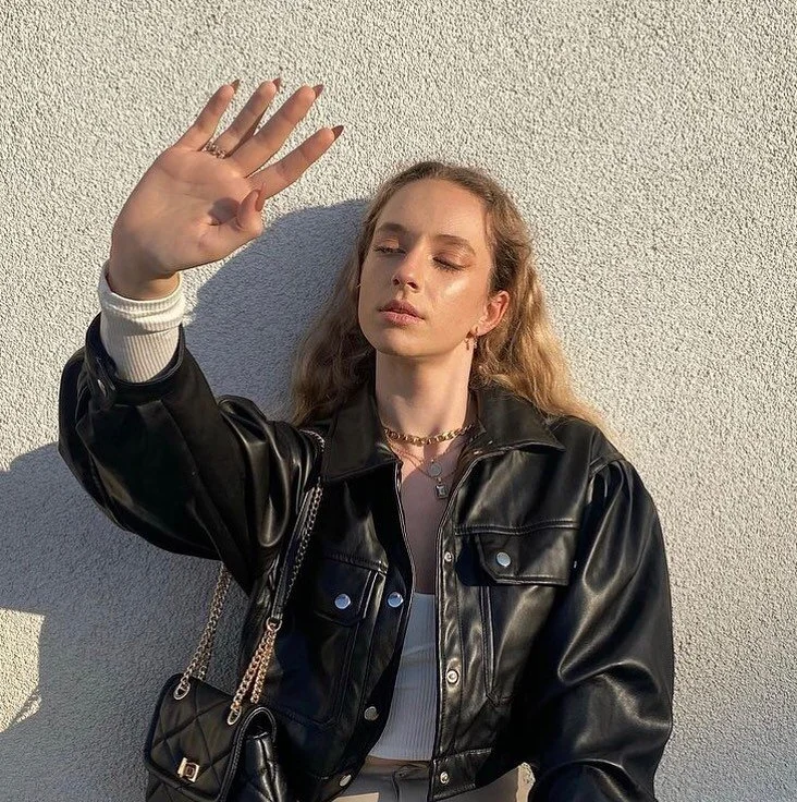 Perfect sunny weather mood. Microinfluencer feature goes to @thecurlyblonde_girl today 🤍 Check our our story for more #forthemicro features. 
-
.
.
.
#pintereststyle #leatherjacket #influencerswanted #influencersunder5k #influencermarketing #sunnywe